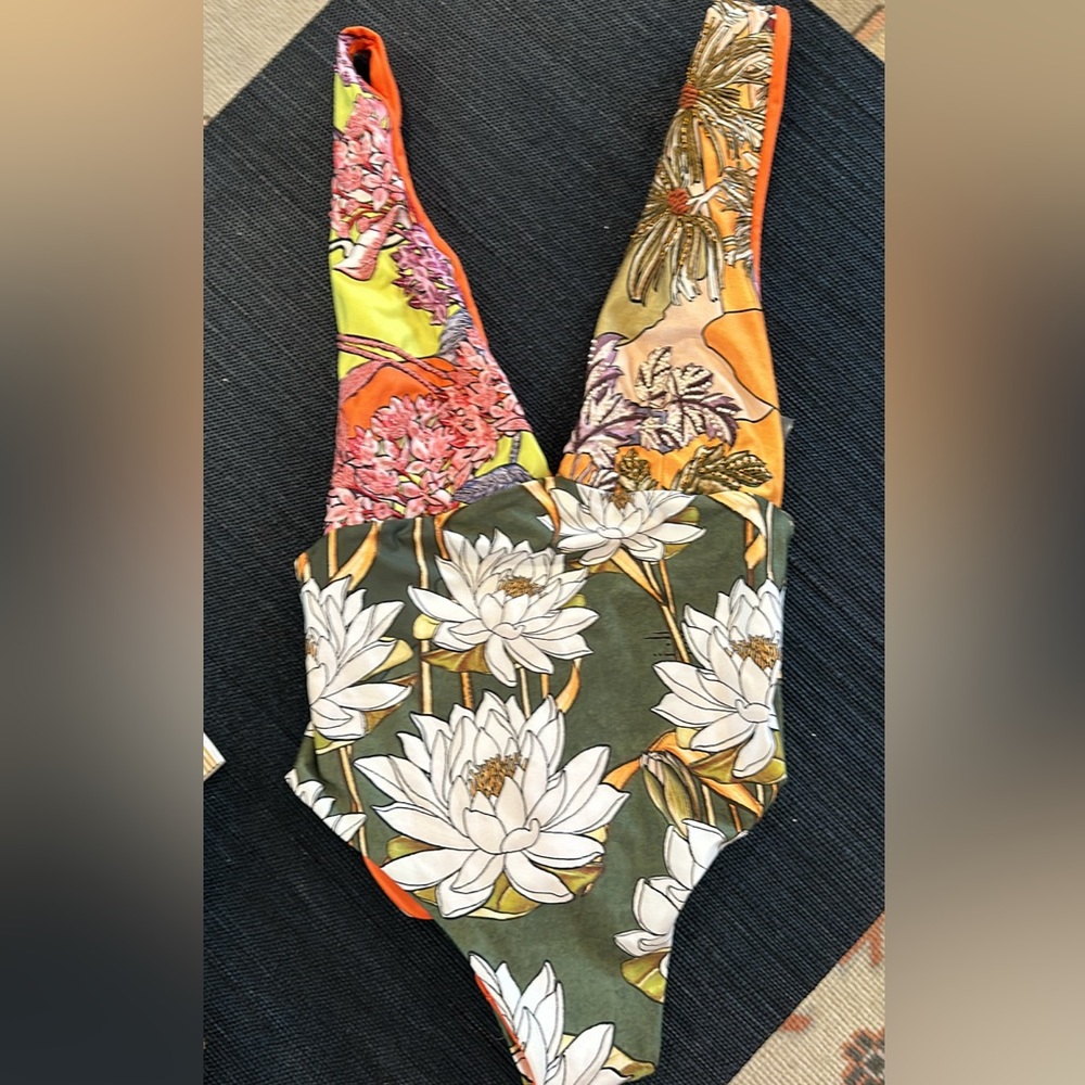 NWT beautiful swimsuit